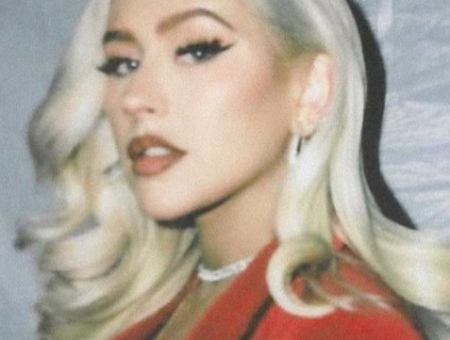 كريستينا أغيليرا تحتفل بعيد ميلادها الـ 40 عارية